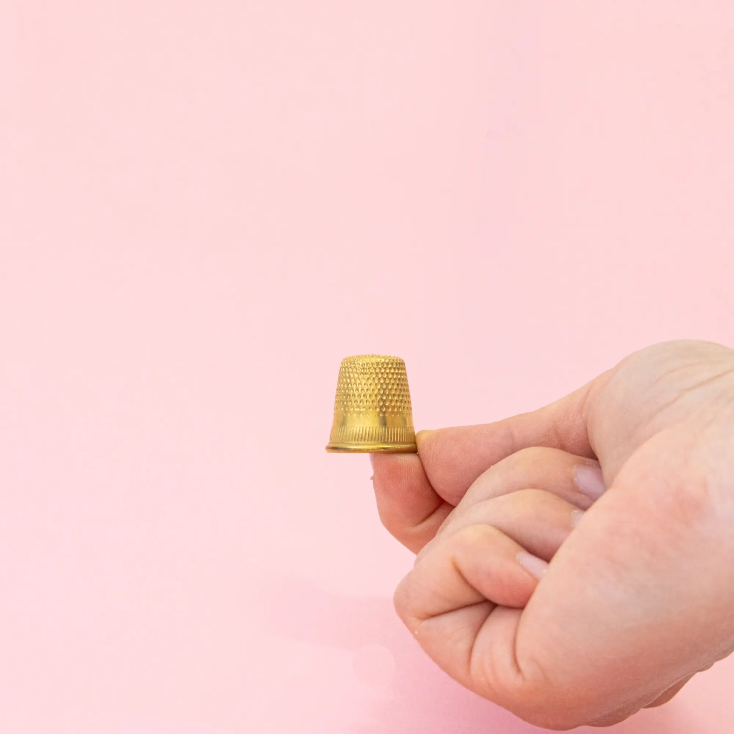 Klassischer goldfarbener Fingerhut aus Metall, 17 mm Durchmesser